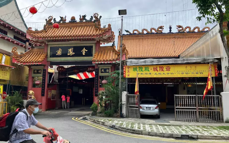 An image of the entrance gate of Lord Buddha Temple